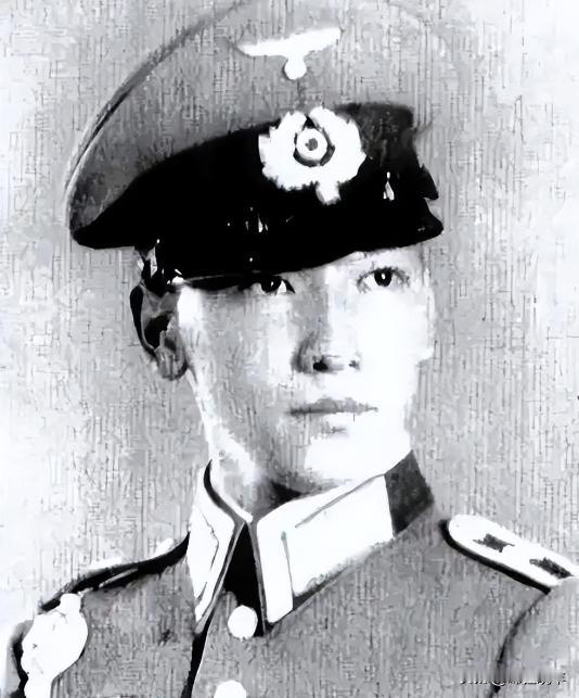 1942年，蒋纬国看到一位美丽的少女，上前和她搭讪：“小姐，报纸能借我看一下吗？