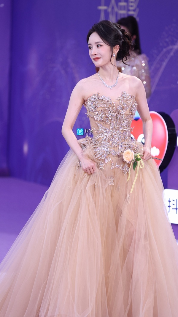 杨幂果然是祖海女王美裙一上身就状态无敌！！！生图状态也太顶了吧，这才是星光女！ 