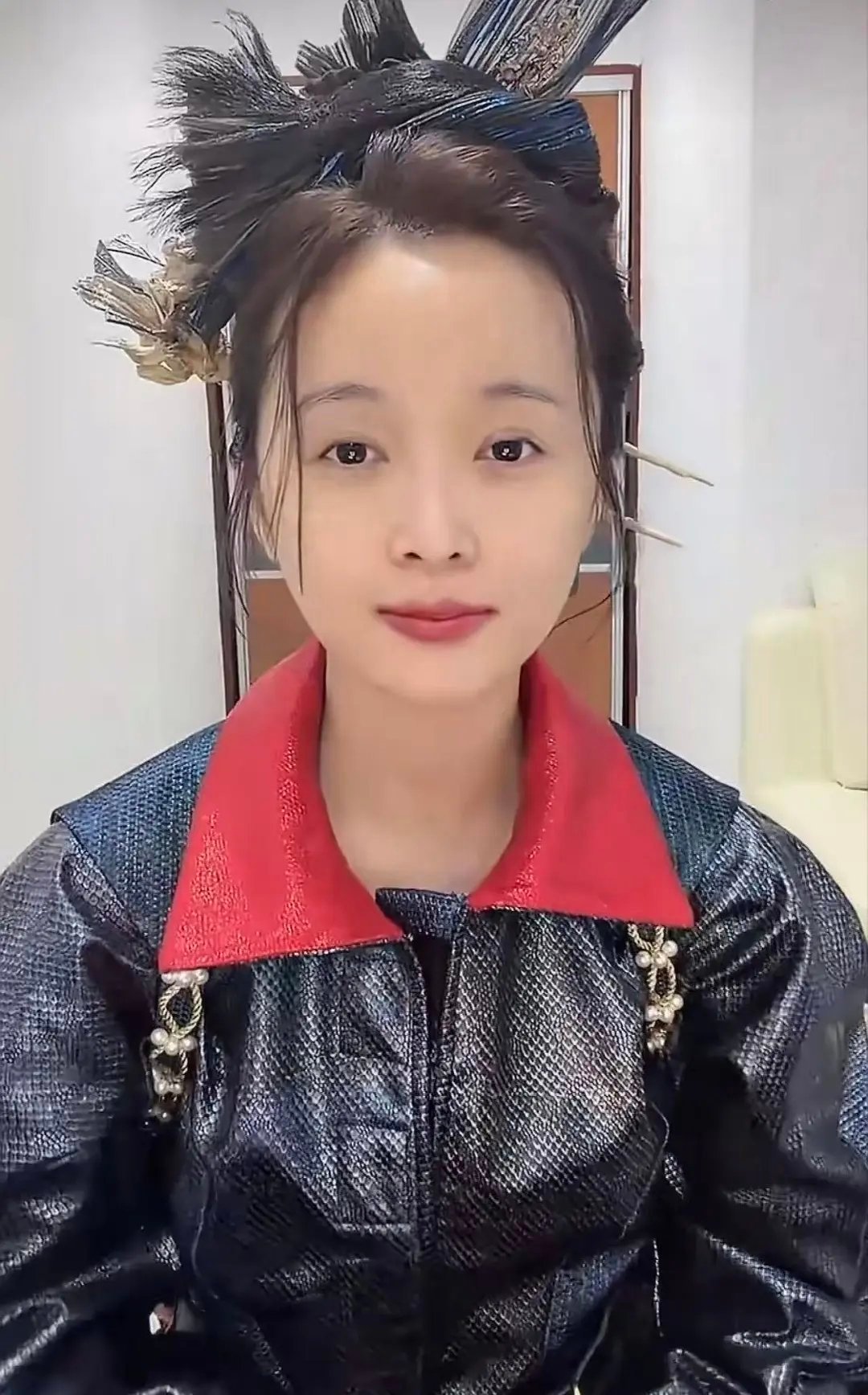 吴宣仪还是化爱豆妆吧 演员妆看着也太超绝淡颜了 