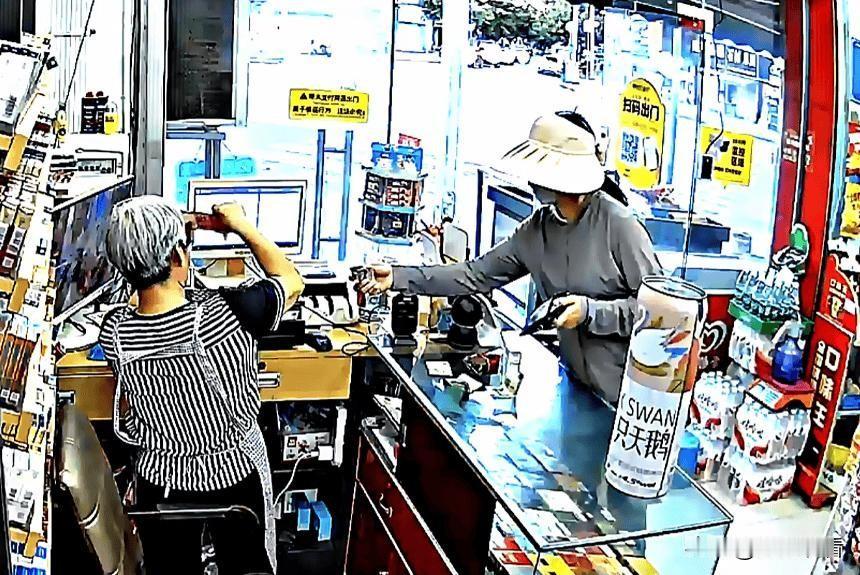 近日，四川德阳硬核大妈手撕骗子全套伪装！老牌换钞套路当场翻车😂

四川这名女子
