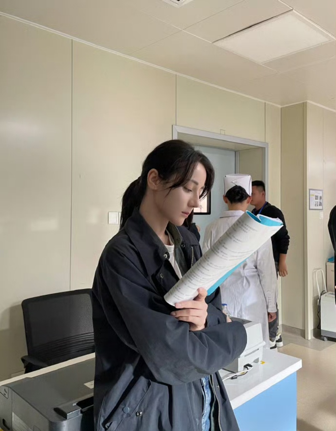 迪丽热巴抓拍成功姐姐演的特别好一起看邓妍～拜倒在邓妍主人的足力健下了[流鼻血] 