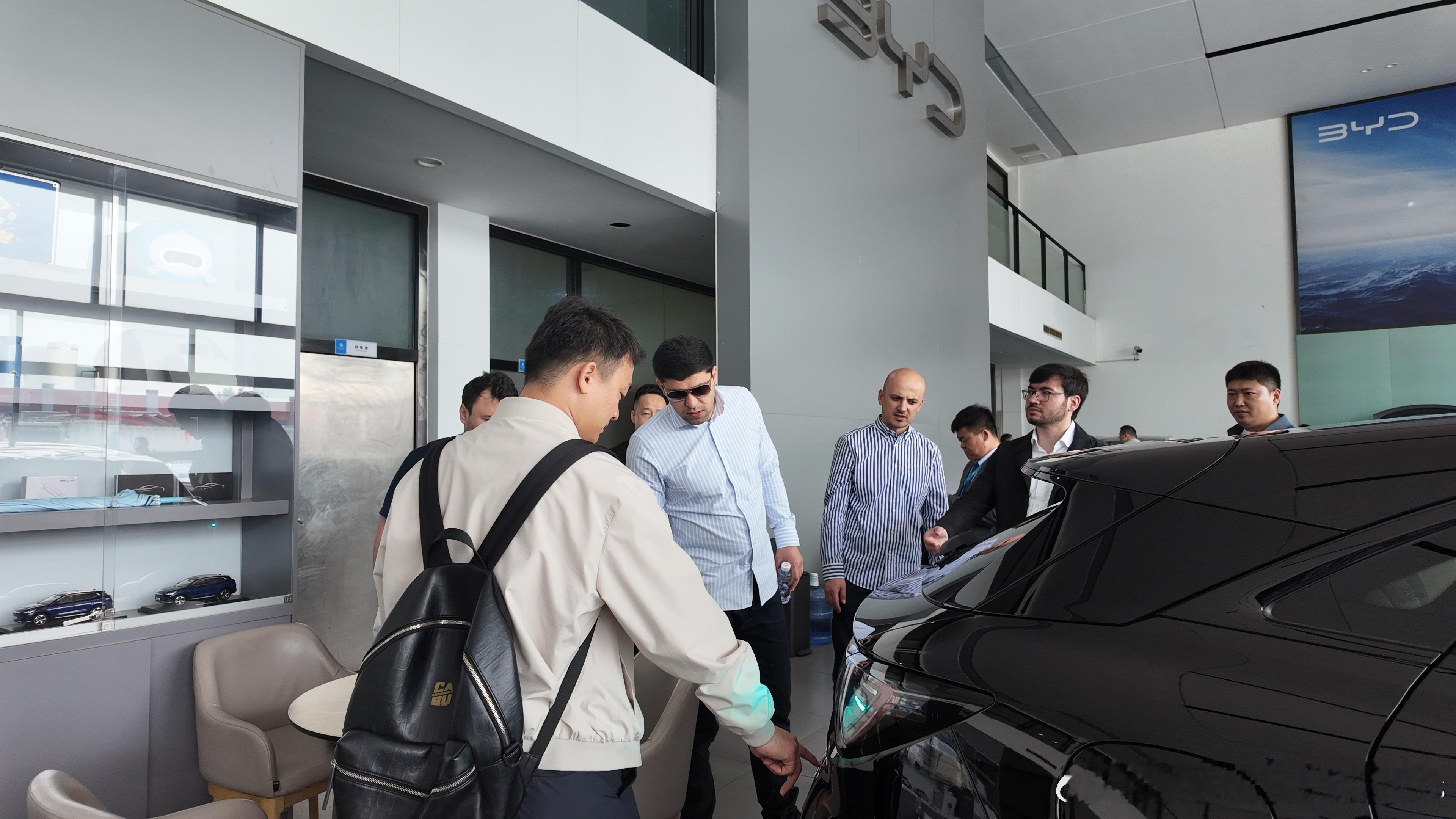 这次北京车展不知道大家有没有一个感觉，这次是真国际车展了，全是都是外国人。而且他