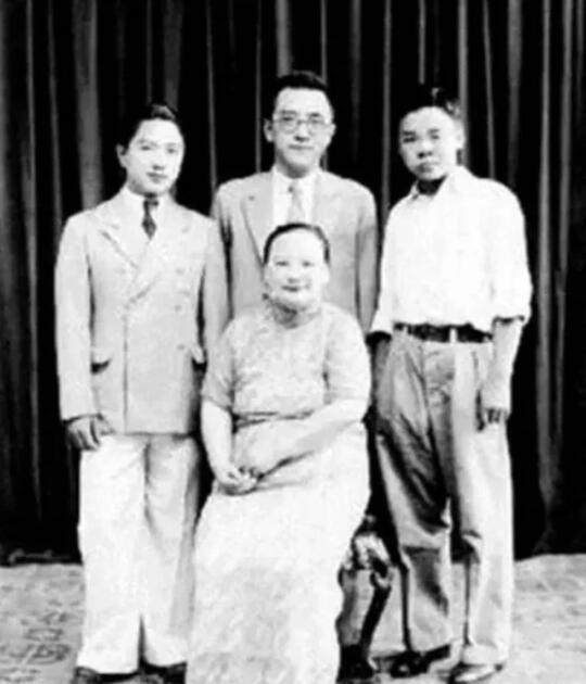 胡适是个学者，有很多学位，但他的小儿子胡思杜从小就不爱读书，在美国读了...