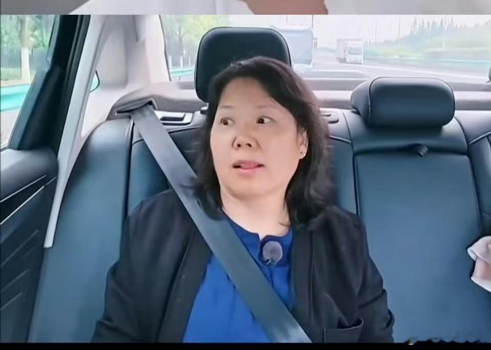 张家齐妈妈面相分析先看眉眼，以前讲课说了很多次，眉毛淡且眉毛短的人无论男女都不可