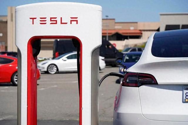 马斯克称将“深度参与”特斯拉芯片设计：芯片将用于自动驾驶和“擎天柱”人形机器人