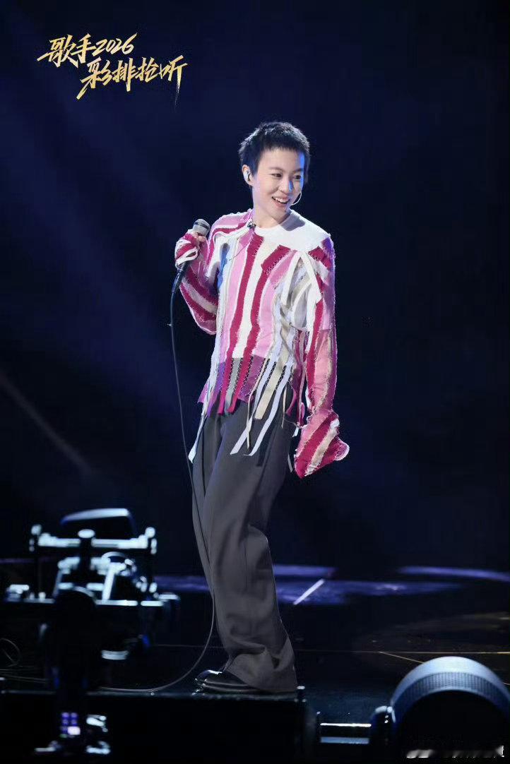 尤长靖唱逃亡窦靖童唱管他什么音乐歌手2026彩排直击稳扎稳打的现场功底，哪怕是彩