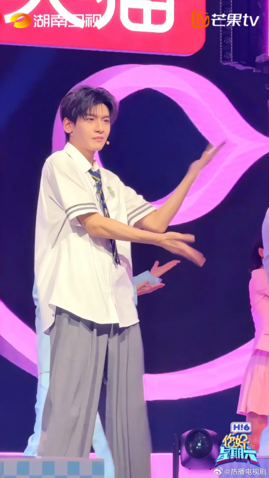 翟潇闻好六直拍学长感翟潇闻主题曲直拍送达～标准流畅的舞蹈动作搭配懵懂可爱感，凝神