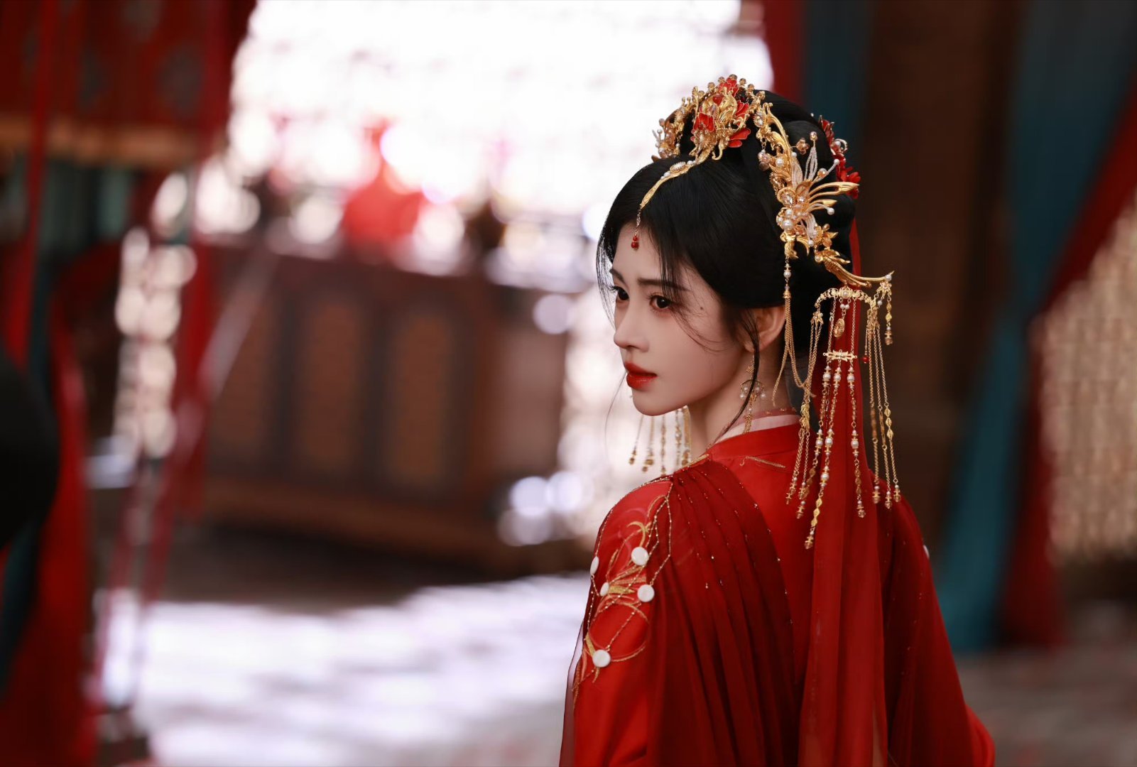 红衣映金簪鞠婧祎