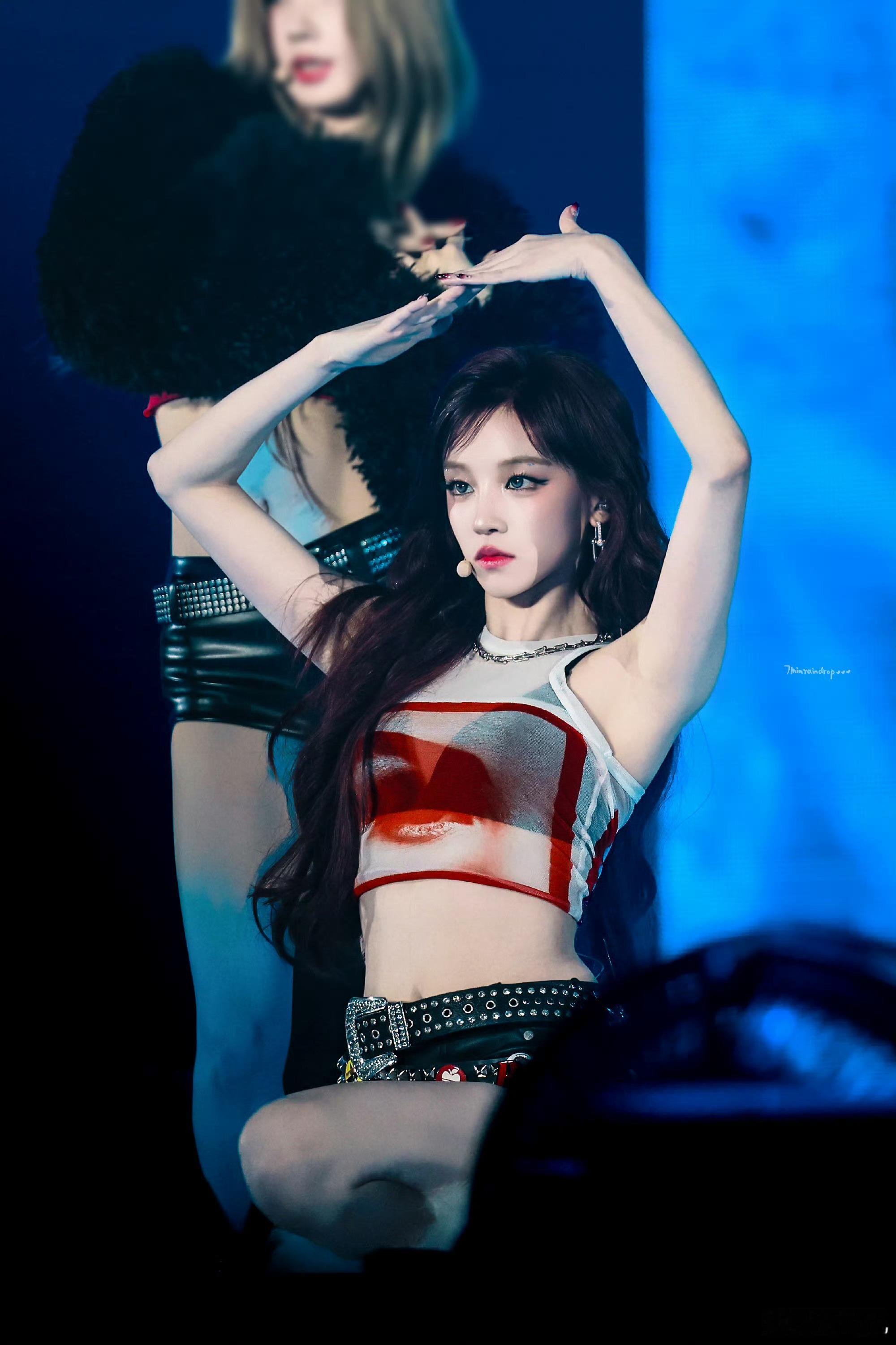 宋雨琦吊台登场完全女王 吊台缓缓降落的时候雨琦坐在那里，聚光灯打在她身上那一刻，