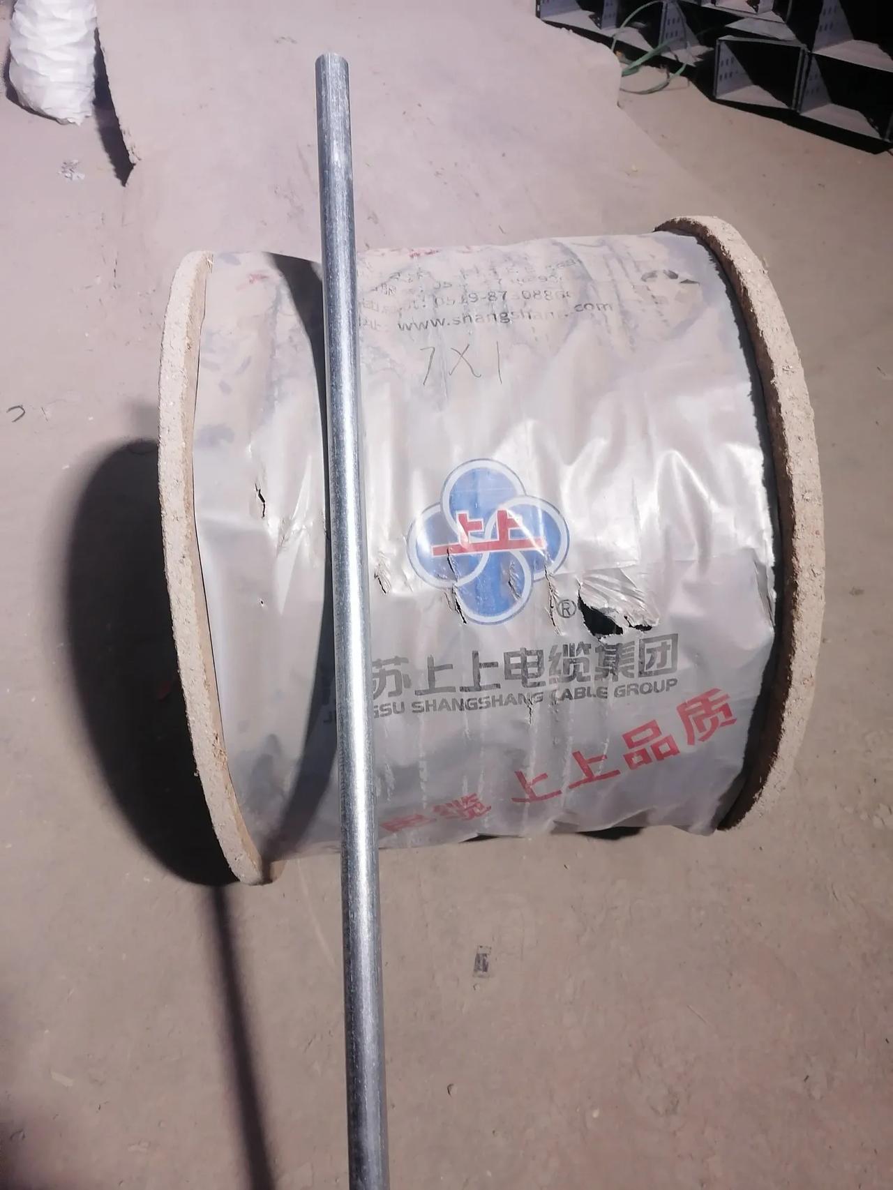 大家好，我是水电工星仔，今天改放的是7乘1小电缆，这一盘1500米，推的时候一个