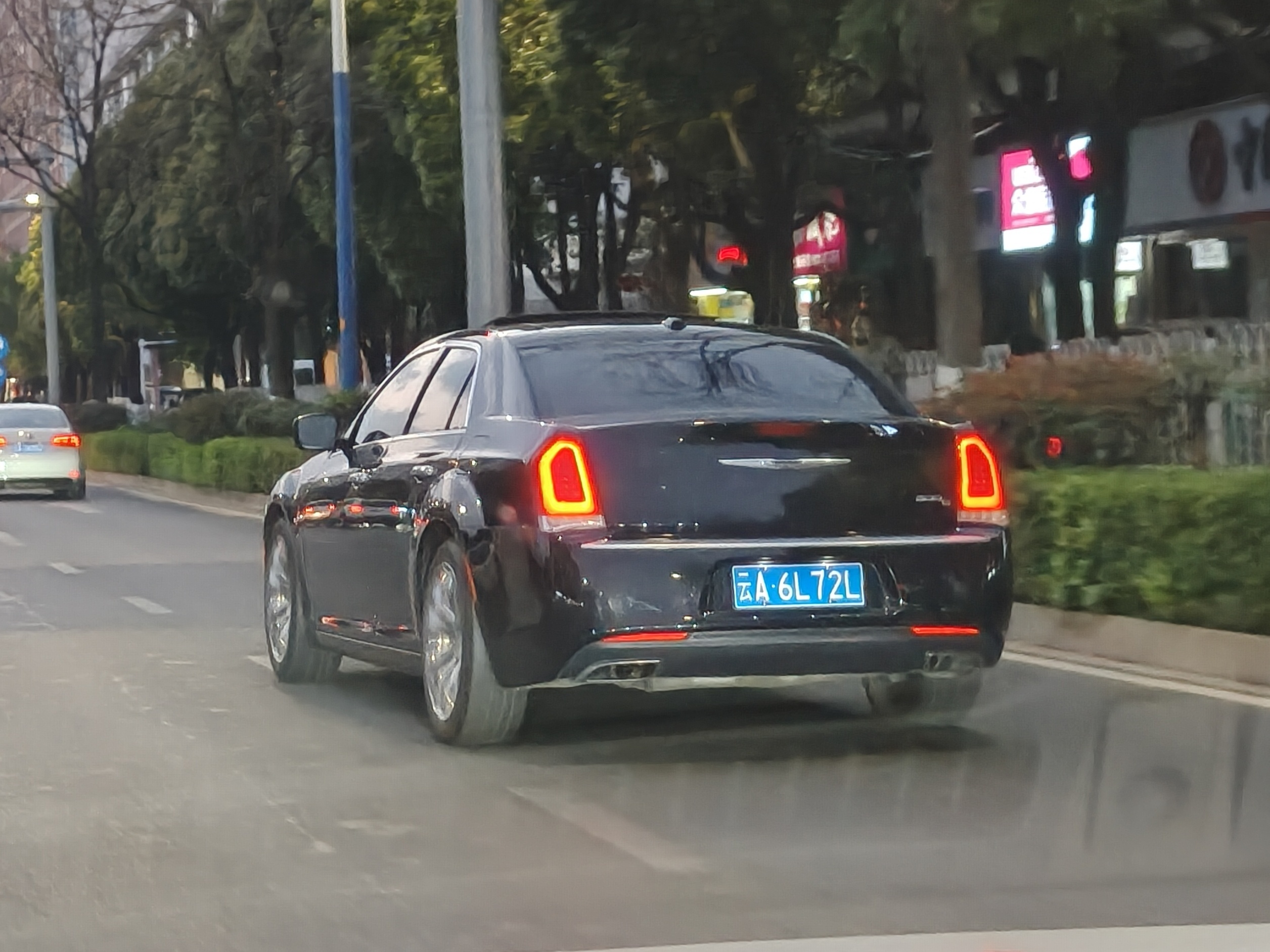 看了下这个2013款，出厂年份2014、2015年附近的牢三家二代克莱斯勒300