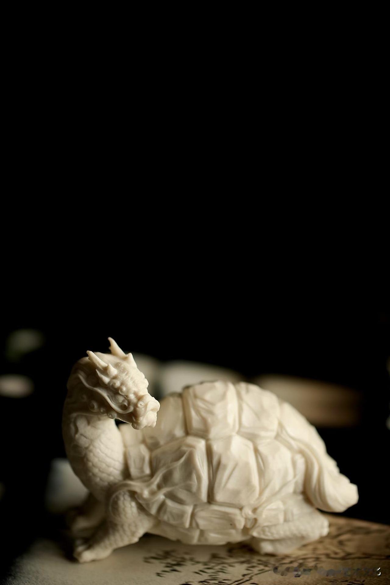 这只龙龟，第一眼是“稳”。

鹿角老料的底色温润通透，光不浮，气却在。甲壳起伏有