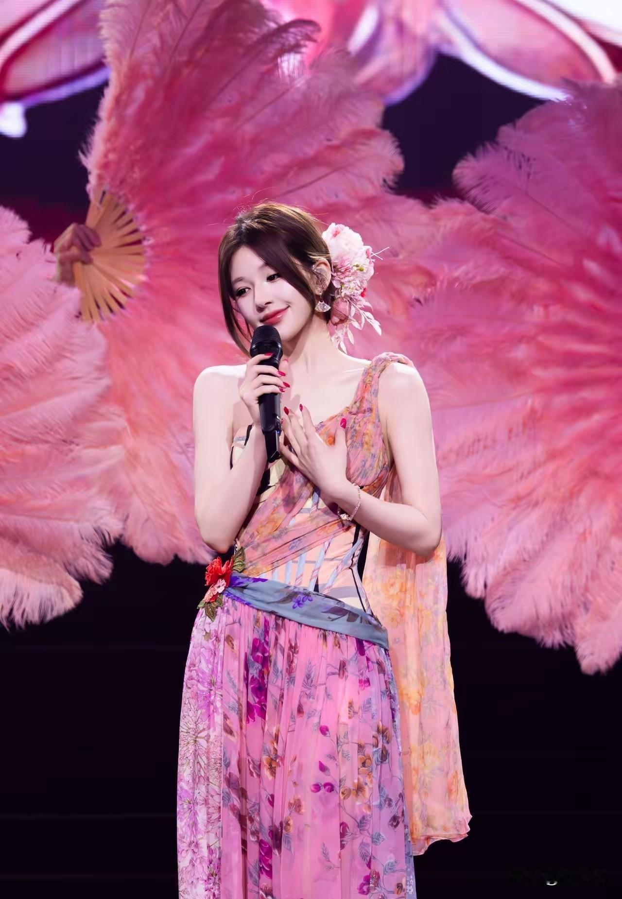赵露思又开演唱会了
主持人谢娜开演唱会，小品演员岳云鹏也能开演唱会，演员赵露思又