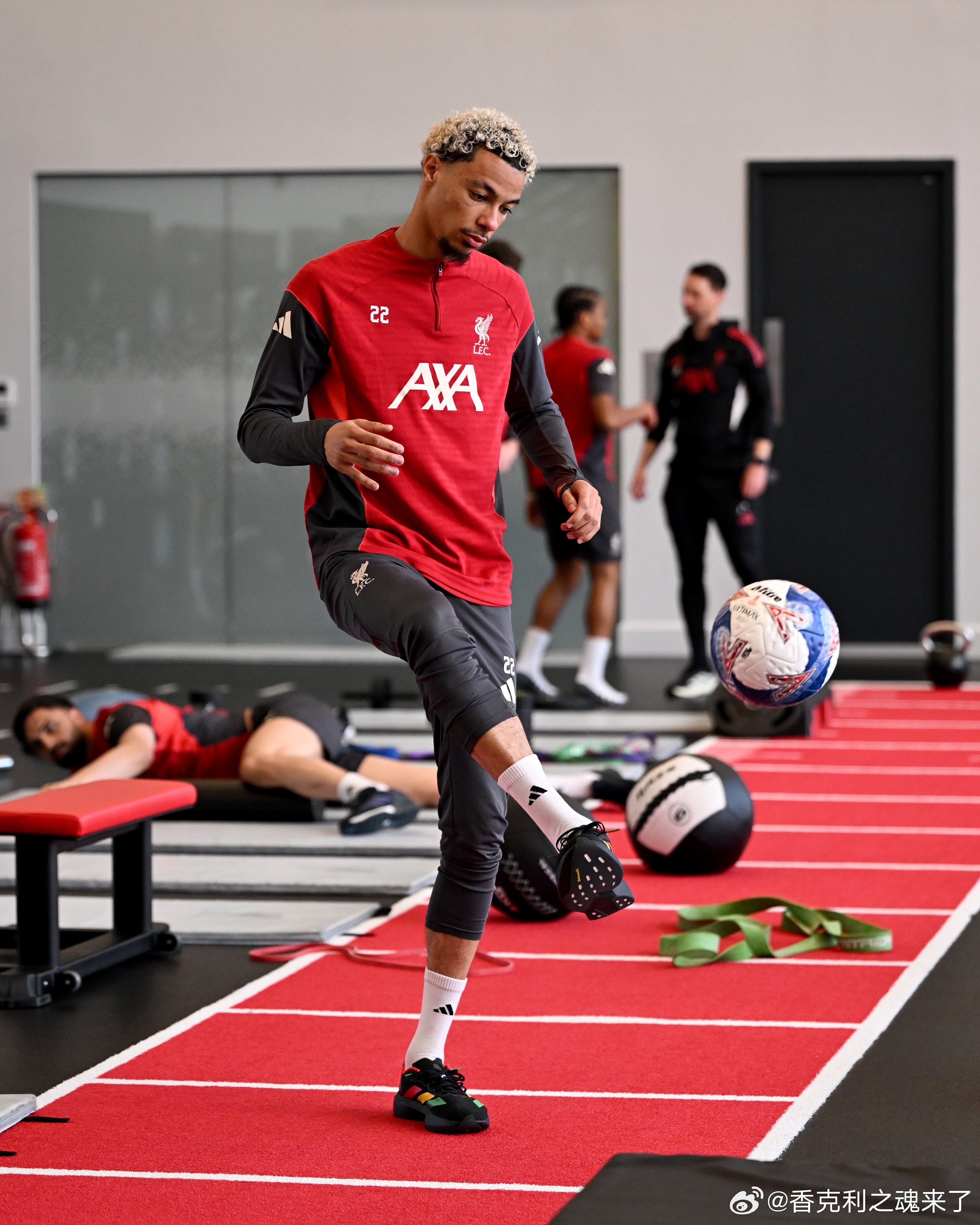 看萨拉赫，仿佛回到享受足球的萨拉赫弗林蓬 埃基蒂克 维尔茨和伊萨克都在玩颠球  