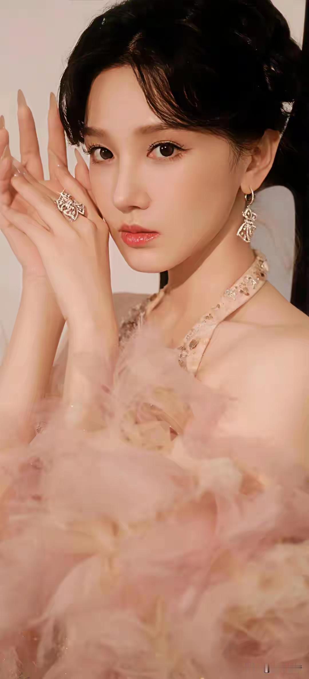 陈小纭
陈小纭真是娱乐圈的宝藏女星。1989年出生于吉林的她，2006年以中戏表