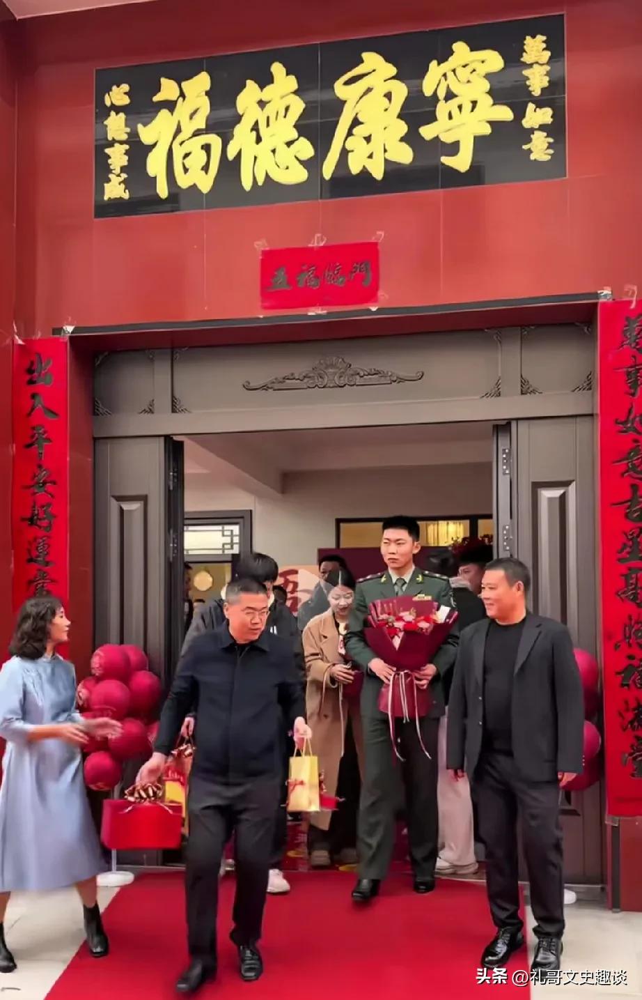 这真的是一生都爱不够的一对！这才是真正的郎才女貌。男子是军人，身高180，颜值爆