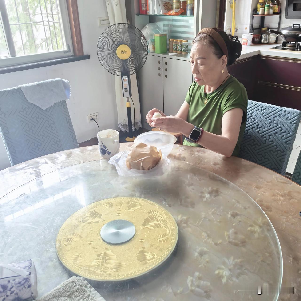 《鹧鸪天·日日开怀》

度日随心笑自添，
尘烦看淡福绵延。
轻辞昨日沧桑事，
静