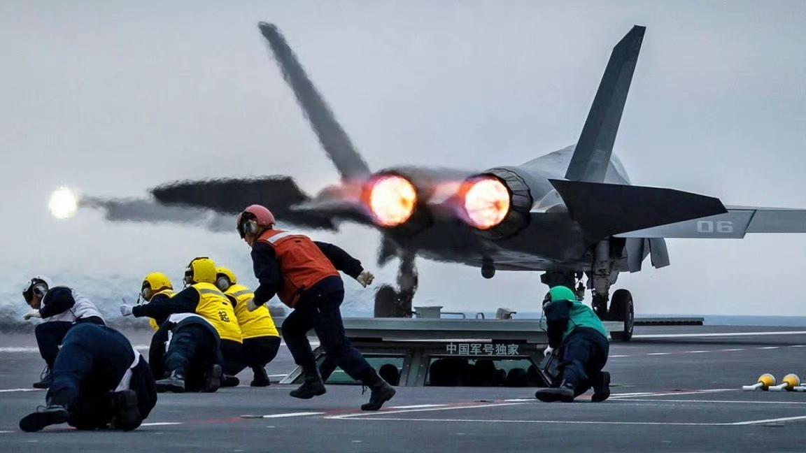 福建舰三型舰载机成功起降，中国航母迈入电磁弹射时代

电磁火花点燃深蓝海权，从黄