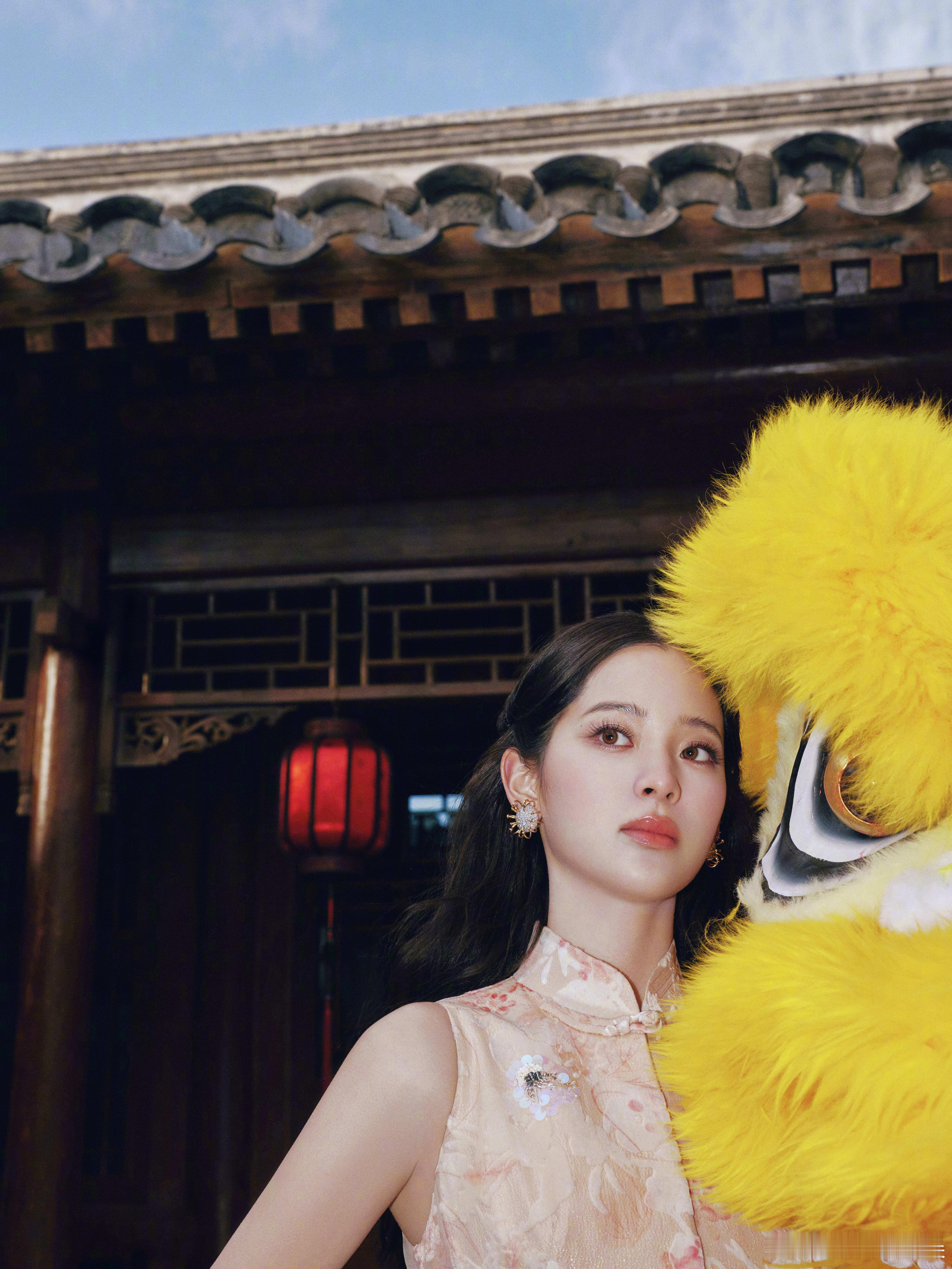 欧阳娜娜春晚 喜庆又温柔的新年女神！欧阳娜娜挂脖红裙简约高级，盘发优雅，春晚舞台