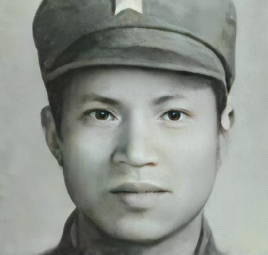 [浮云]1979年，小战士重伤后仍在跪地战斗，突然，他发现膝下有一条越军的电话线