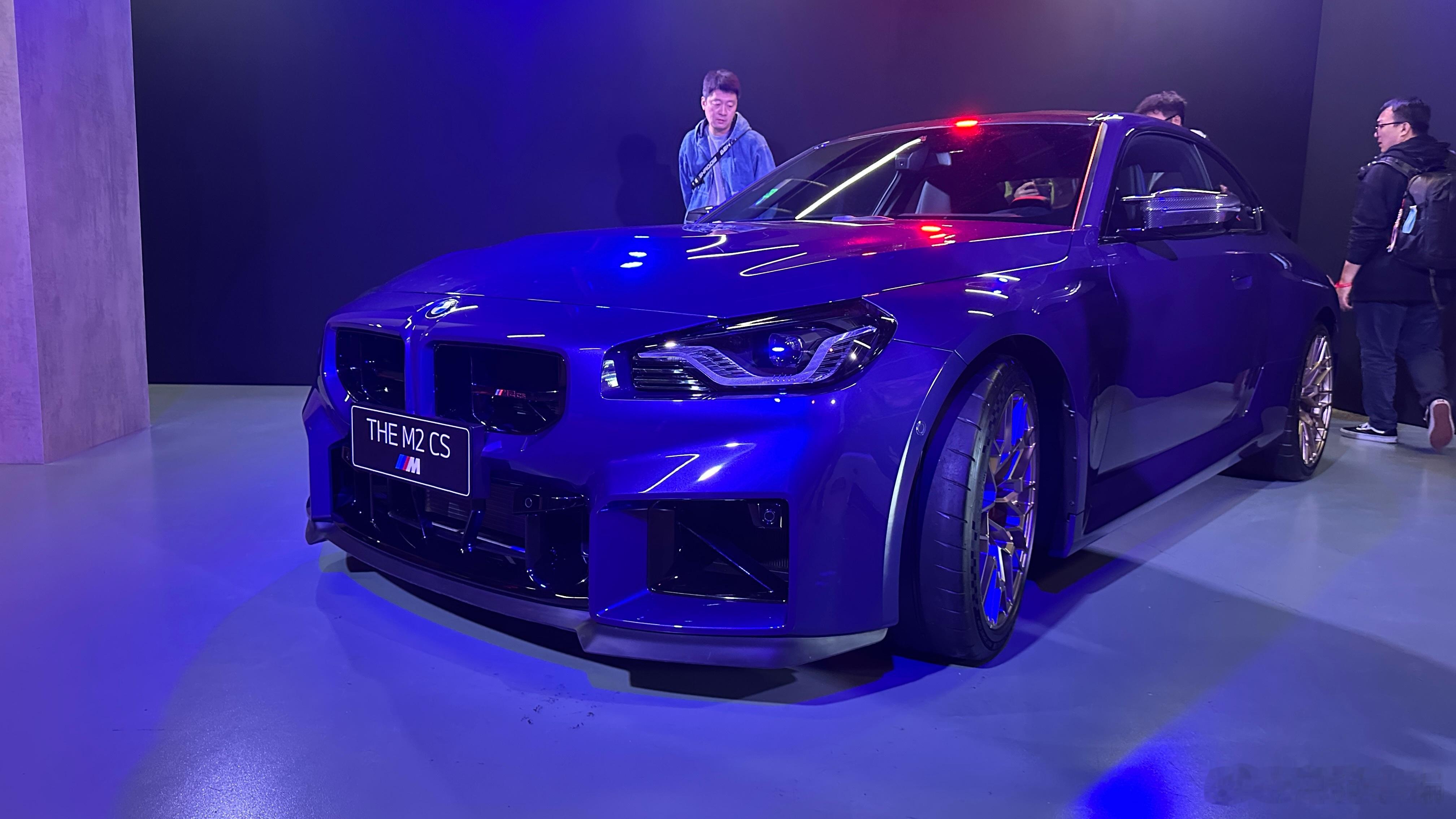 对性能车而言，减重非常非常重要。全新M2 CS为了减重，换上了成本更高的碳纤维材