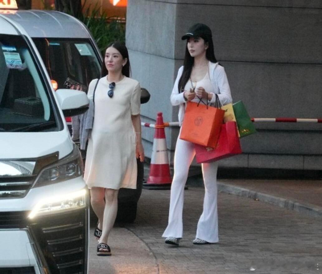 方媛与by2孙雨逛街方媛与by2孙雨一起逛街 方媛与by2妹妹孙雨一起逛街，孙雨
