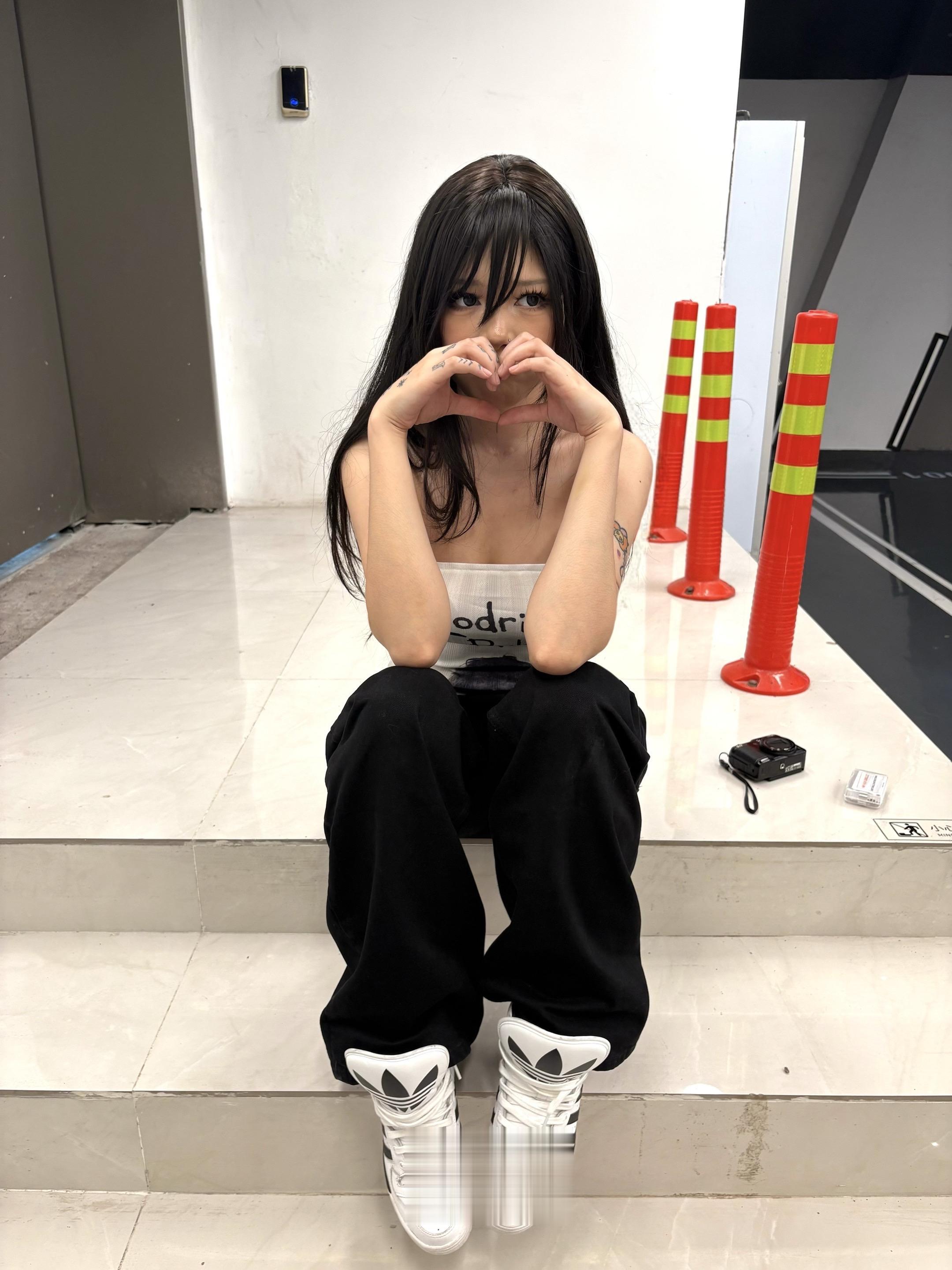 上帝给我开了一扇窗我先跳了