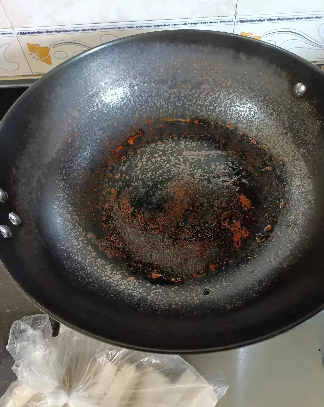 朋友们，谁懂？你们家的锅也是这样吗？

我发誓我不是懒女人，更不至于炒菜完了不洗