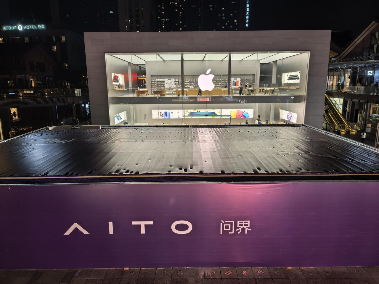 贴脸开大！鸿蒙智行的领头羊AITO问界，路演直接开到了Apple成都太古里门口！