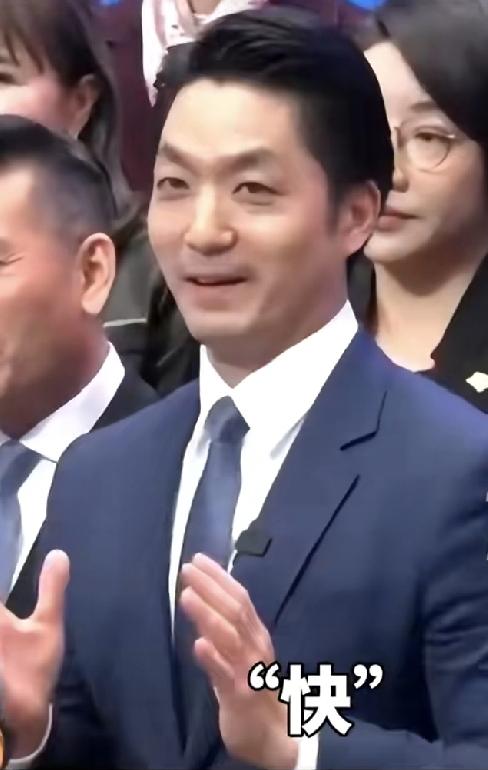 蒋万安的魅力还是挺大的。
有人将他比作台湾版金城武，拥有大批的中老年女性粉丝。