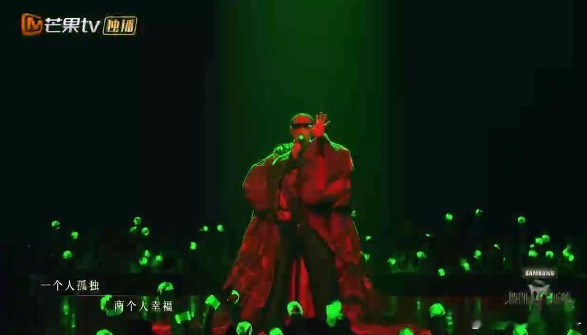 #梁龙初舞台摇滚风超cool# 初舞台中梁龙的《我要开花》，摇滚风张力十足。 ​
