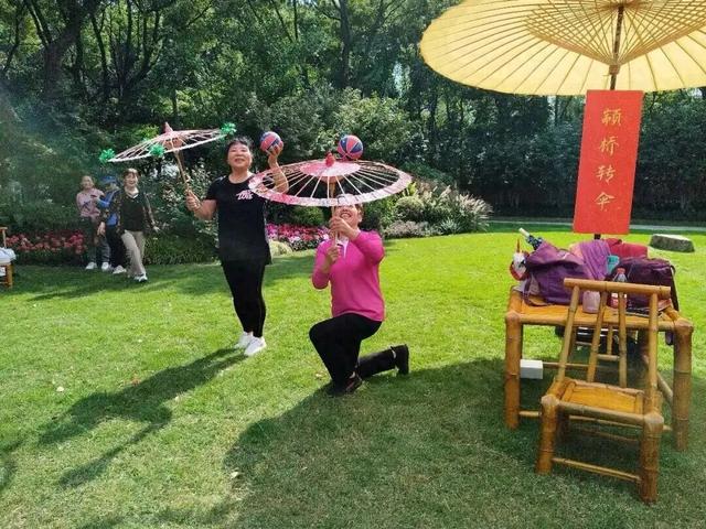 伞面旋珠、舞步生风，你看过转伞舞吗？丨闵行情