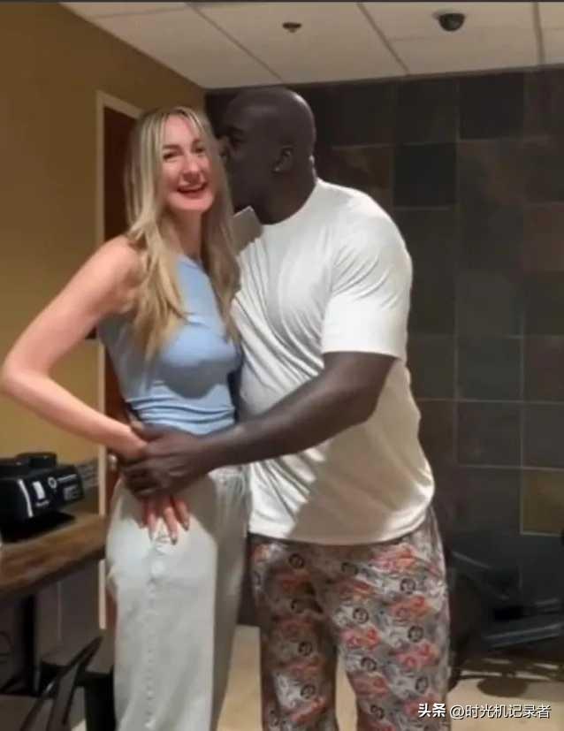 奥尼尔很兴奋的感觉，沙奎尔·奥尼尔近日与叶卡捷琳娜·利西娜，这相当于两个巨人啊！