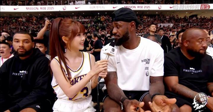 LPL和NBA双料主持泱泱晒采访詹姆斯照片：我的夏天 又璀璨又浪漫詹姆斯NBA篮