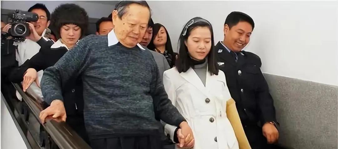 那天，翁帆胃部不舒服，半夜里，她听到杨振宁的脚步声。原来，他们婚后一直分房睡，杨