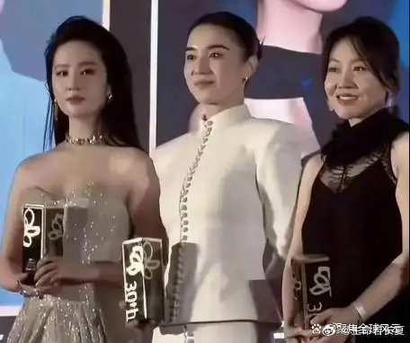 白玉兰风波再升级，一言不发刘亦菲，再也不顾忌那所谓的体面了 