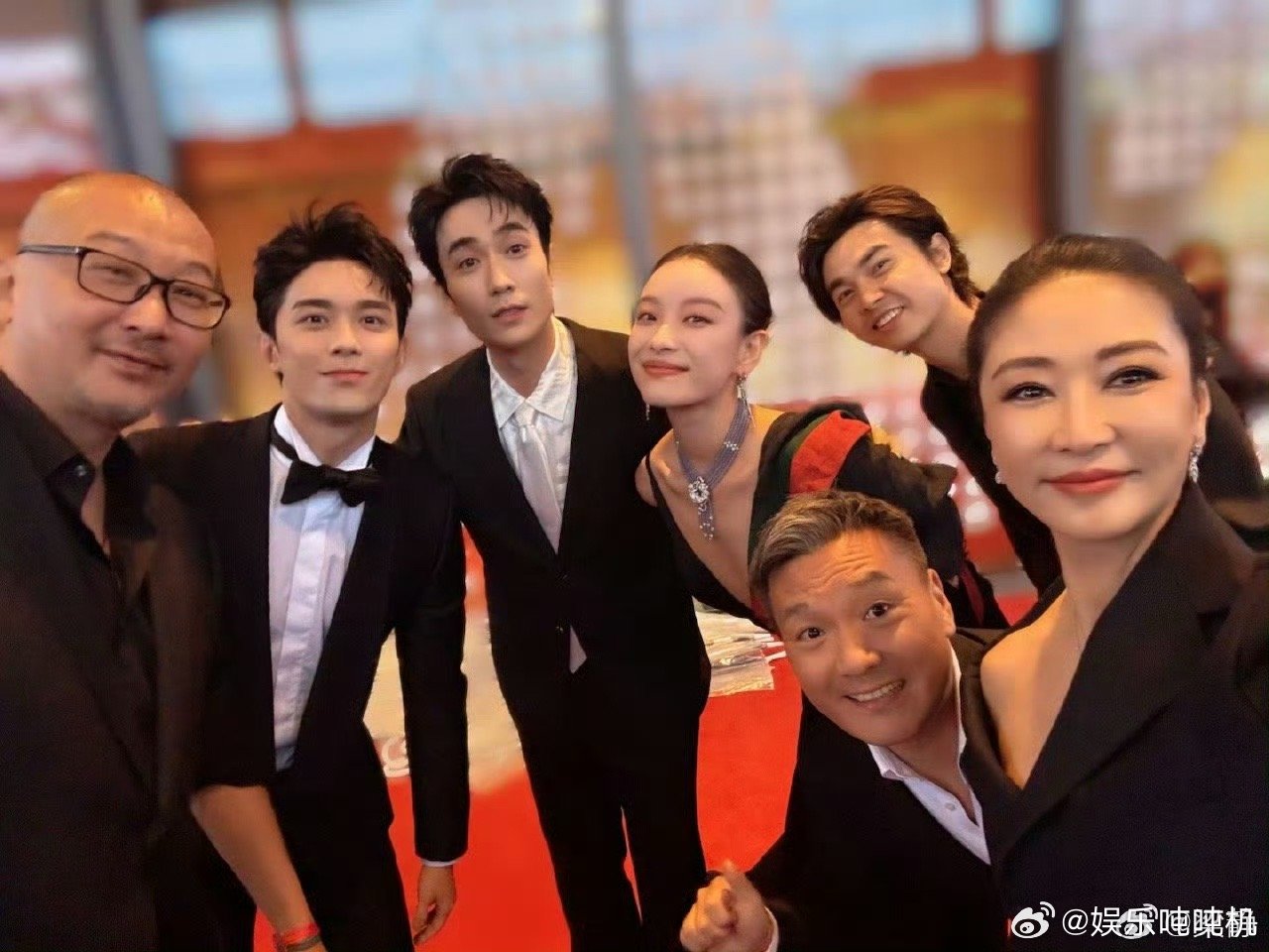 梁静晒东极岛主创北影节合影 救命！朱一龙、吴磊、倪妮同框也太绝了！东极岛剧组全员
