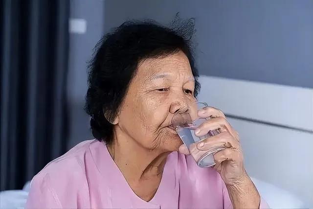 中国脑中风人数全球第一:水喝的越多，脑中风的就越多，真的吗?

我国脑中风发病总