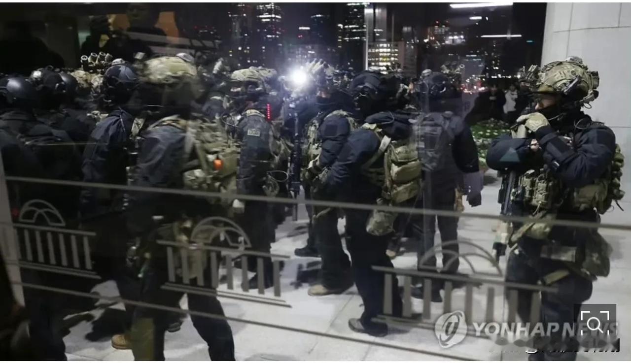 凌晨的韩国政变冲突中有韩国议员受伤

目前受伤人数正在统计，可以确定是707部队