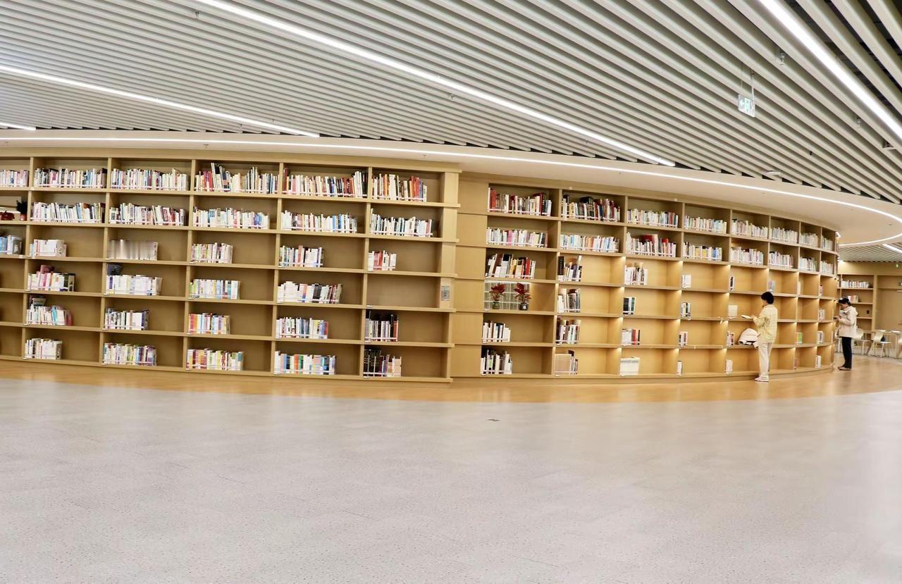 不必奔赴远方，长安的墨香，就藏在西安图书馆的书页里。一卷书，一方隅，便揽尽千年风