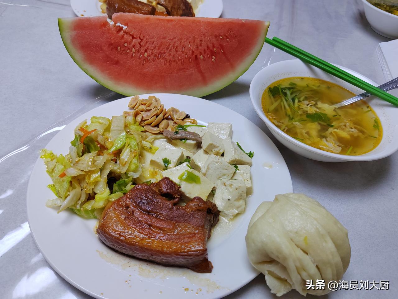 我是一条漂泊的船，
摇摇晃晃航行在五湖四海之间，。
船上的灯火忽明忽又暗，
我承