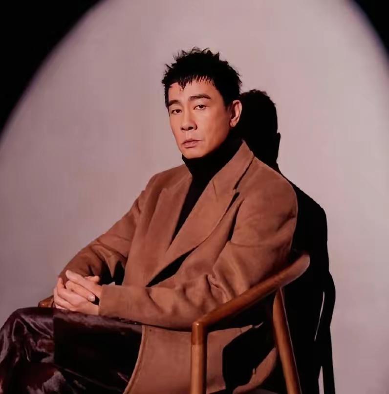 小春不老，还是古惑仔！
59岁陈小春依然不老，干净利落，酷酷帅帅的，有款有型，没