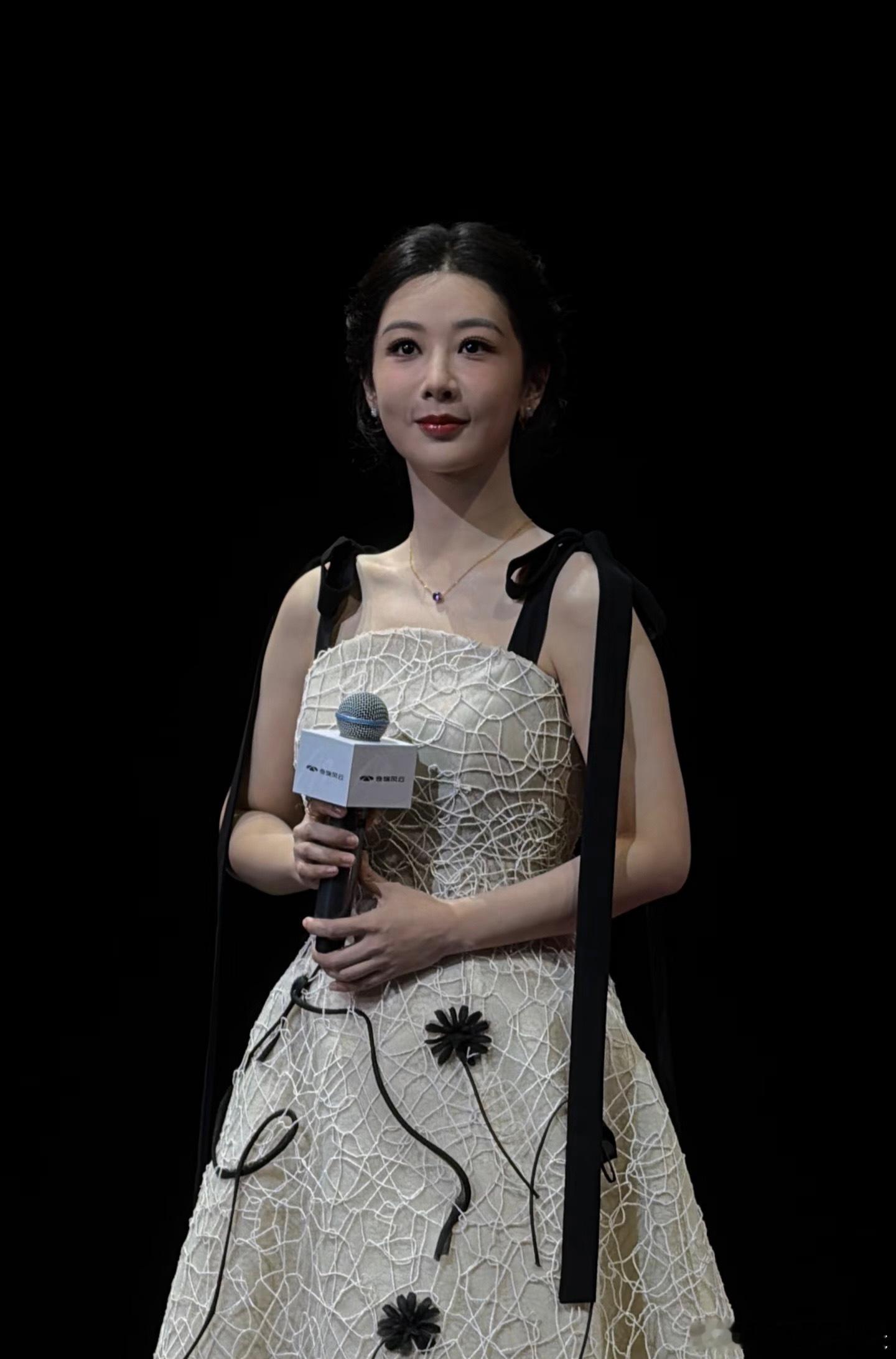杨紫自从拿了白玉兰视后气质 越来越大气端庄了，就是法令纹有点深。 