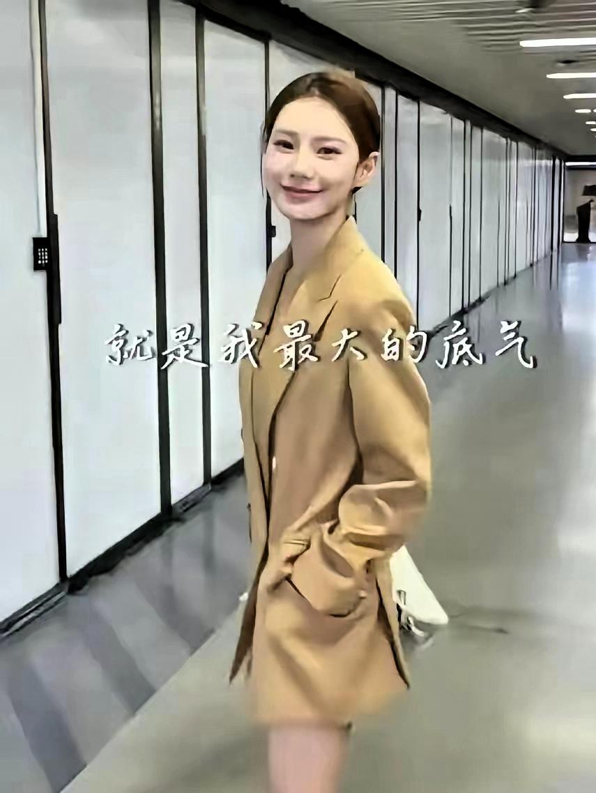 深秋的北京昼夜温差超十度，早晚冷风凛冽，不少人早已换上长裤厚衣保暖。马筱梅带小汪