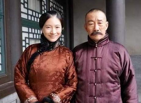 张作霖被日军炸死，举家痛哭，五姨太却跟没事人一样，打扮得花枝招展，陪日本客人。张
