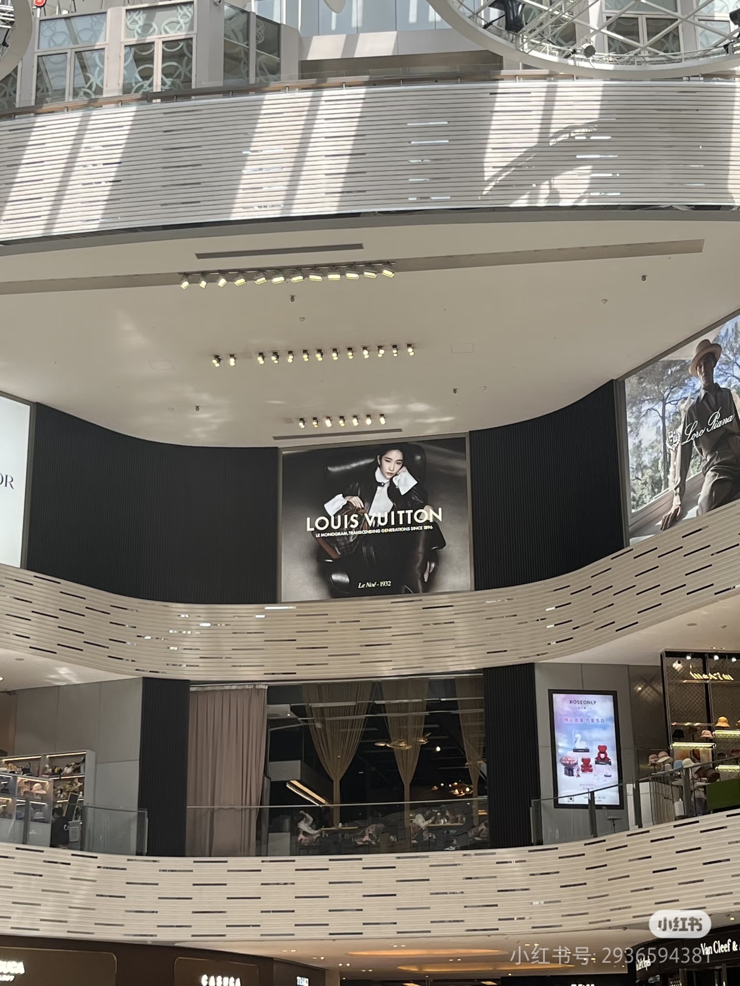 上海尚嘉中心LV地广，刘亦菲宝格丽，S美都在这里铺过硬广，不过都已经撤店了，Ce