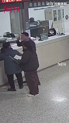 河南信阳一男子，在医院窗办理手续时突然晕倒，千钧一发之际，窗口工作人员的行为，让