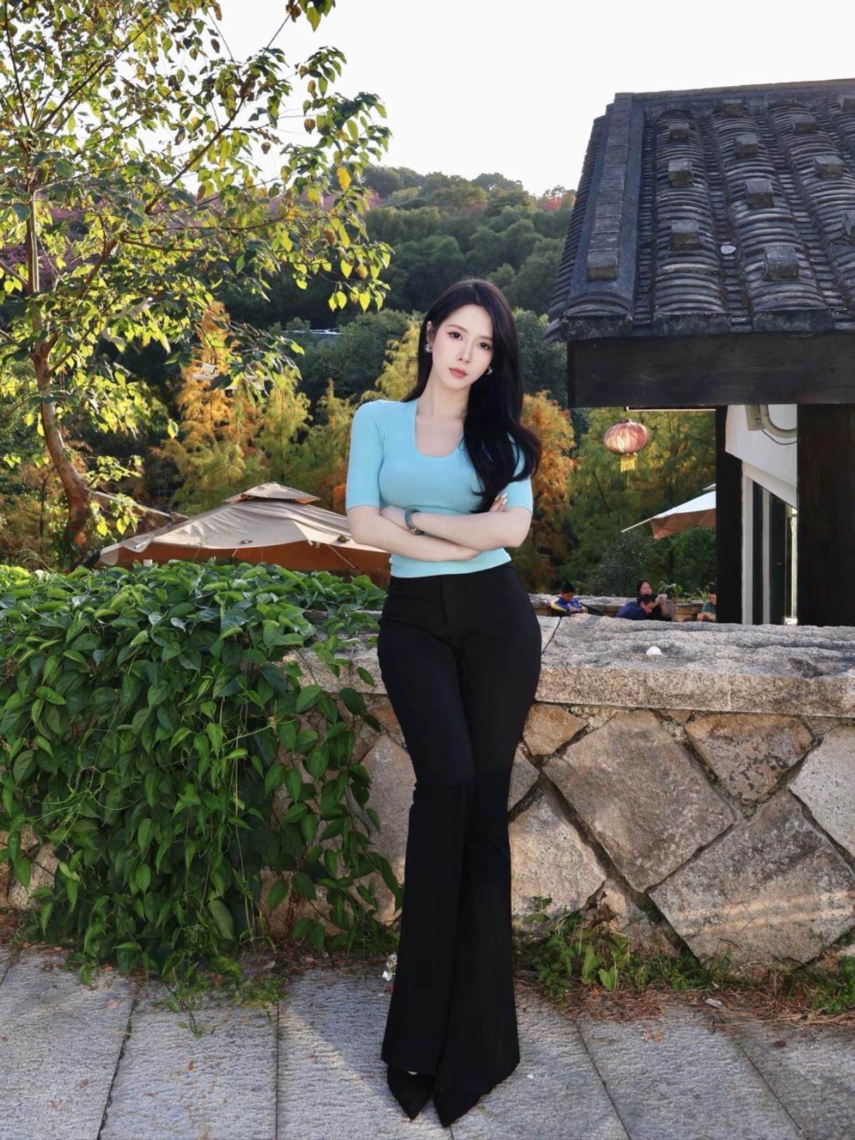 秋檐晚照·兰陵王·山庭立影

作者/朱珠（原创）
 
石墙倚，衣袂风牵浅碧。
晴