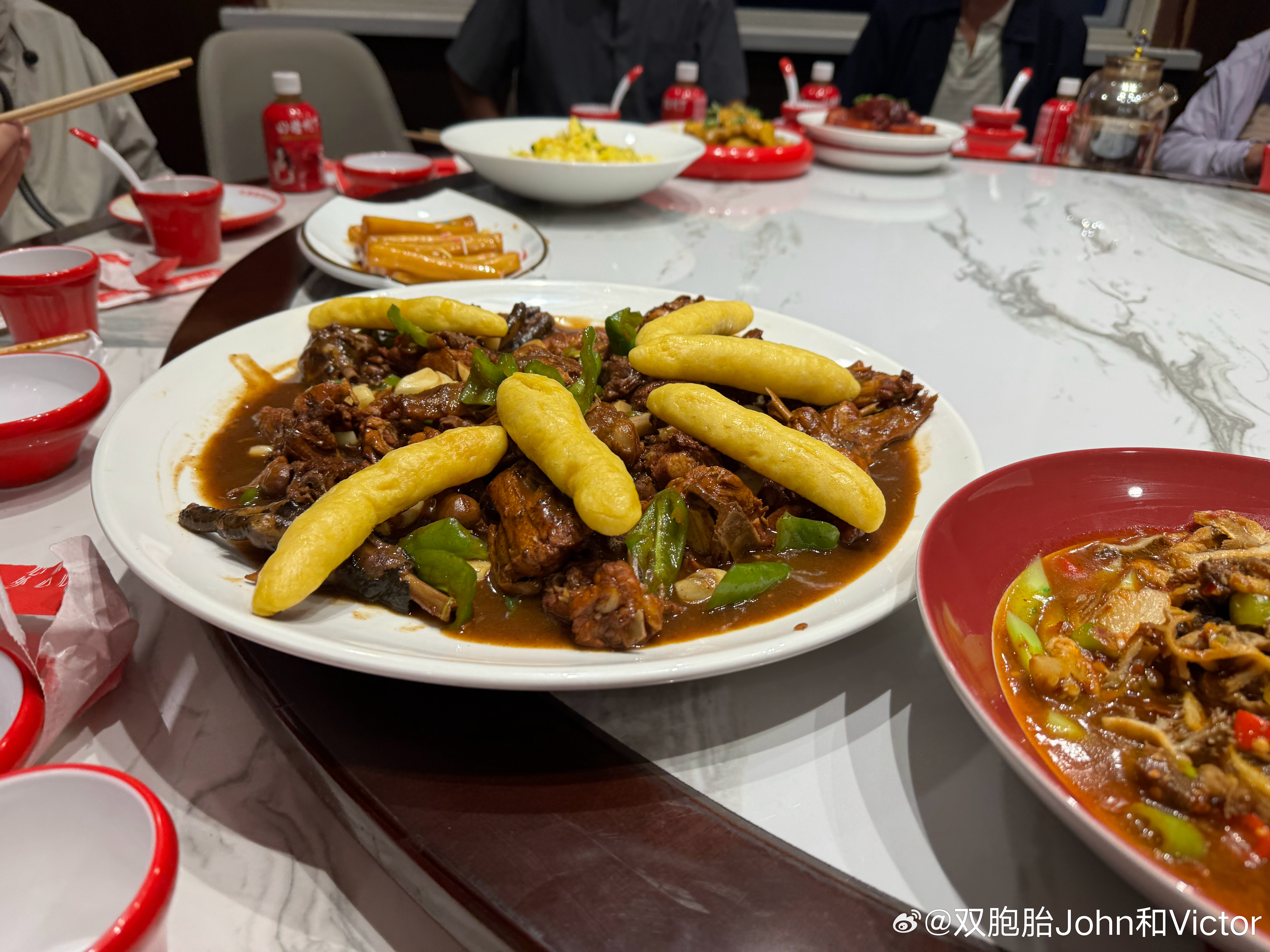 和长辈一起吃饭，孩子先动筷子嗨吃起来了，我说放下筷子，等着。我舅说，中国开放这么