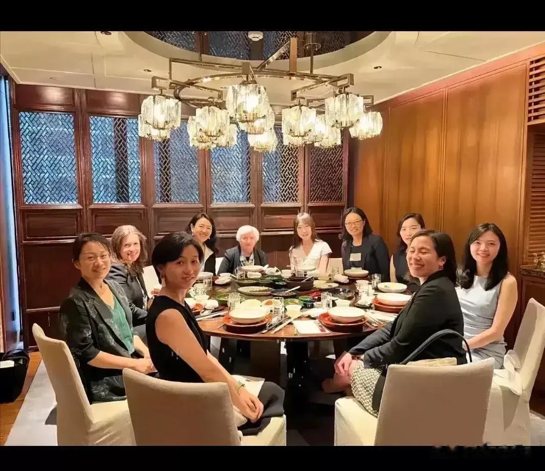 跟耶伦聚餐的高知女性都是厉害角色！能够认出来的有三个人，分别是是刘倩、金刻羽、郝
